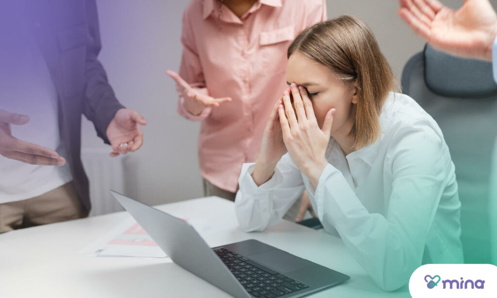 Entre los riesgos que evalúa la NOM-035 se encuentran: condiciones en el ambiente laboral, cargas de trabajo, jornadas extendidas y violencia laboral.
